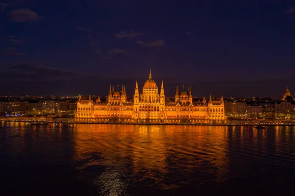 Drone Aéreo Parlamento Húngaro Com Luzes Acesas Durante Noite Budapeste — Fotografia de Stock