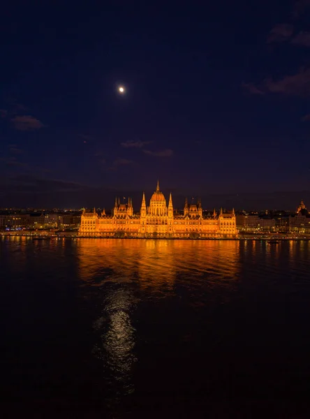 Drone Aéreo Parlamento Húngaro Com Luzes Acesas Durante Noite Budapeste — Fotografia de Stock