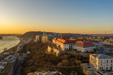 Budapeşte 'deki Budapeşte tepesindeki Budapeşte' nin sabah güneşi altında kışın parlayan kalesinin insansız hava aracı görüntüleri.