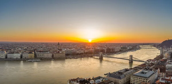 Panorama Drohnenaufnahme Des Budapester Sonnenaufgangs Über Dem Horizont Der Donau — Stockfoto