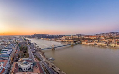 Budapeşte 'nin kışın doğuşundan önce Danube Nehri' nin Budin Kalesi üzerindeki köprüden insansız hava aracı atışı.