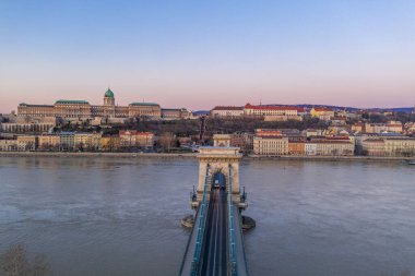 Budapeşte 'de kış doğmadan önce Buda Kalesi' nden önceki Zincir köprüsünün insansız hava aracı görüntüleri.