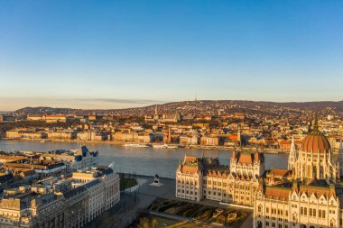Budapeşte 'deki Budapeşte tepesinin insansız hava aracı görüntüsü. Gün doğumunda Kossuth Meydanı' nda kışın parıldıyor.