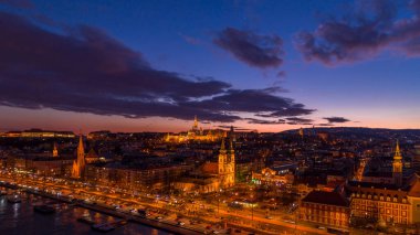 Matthias Churh, St. Anne Kilisesi ve Budapeşte 'de Tuna' nın pazar yerinin panoramik insansız hava aracı görüntüleri.
