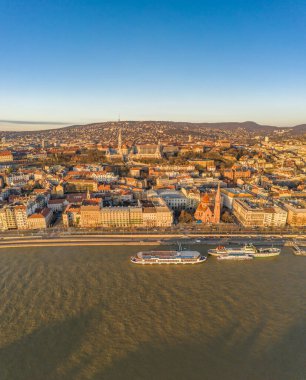 Budapeşte 'de güneş doğarken Budapeşte nehri kıyısında Buda Tepesi' nin insansız hava aracı görüntüsü.