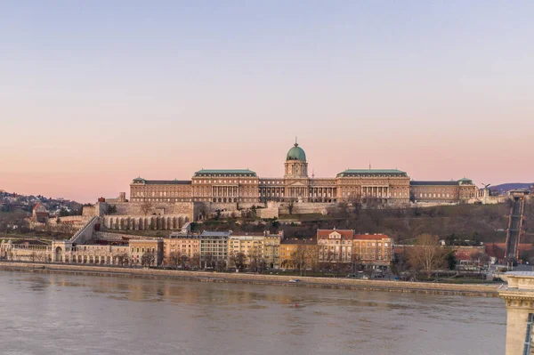 Budai Várpalota Épületének Homlokzatáról Készült Légi Drónfelvétel Budapesti Reggeli Napfelkeltekor — Stock Fotó