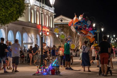 Zakynthos, Yunanistan - 18 Ağustos 2019: Yaz akşamı Solomos Meydanı 'nda turistler