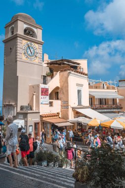 Capri, İtalya - 13 Ağustos 2019: Şehir merkezindeki turistler yaz sabahı iş başında. Yüksek kalite fotoğraf