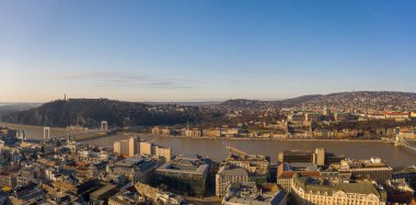 Budapeşte 'de Budapeşte' de Buda Kalesi 'nin yanındaki Tuna Nehri' nin insansız hava aracı görüntüsü.