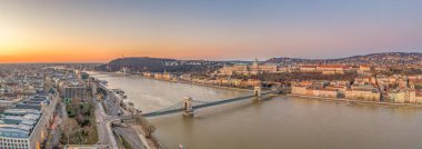 Budapeşte 'nin kışın doğuşundan önce Danube Nehri Buda Kalesi üzerindeki köprüde panoramik hava aracı çekimi