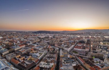Budapeşte 'deki Aziz Stephen Bazilikası' nın doğu cephesinin insansız hava aracı görüntüsü. Kış sabahı güneş doğuyor.