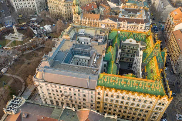 布达佩斯自由广场的新艺术风格屋顶冬季空中无人驾驶飞机射击 — 图库照片