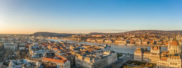 Vista Panorámica Del Río Danubio Con Castillo Buda Parlamento Húngaro — Foto de Stock