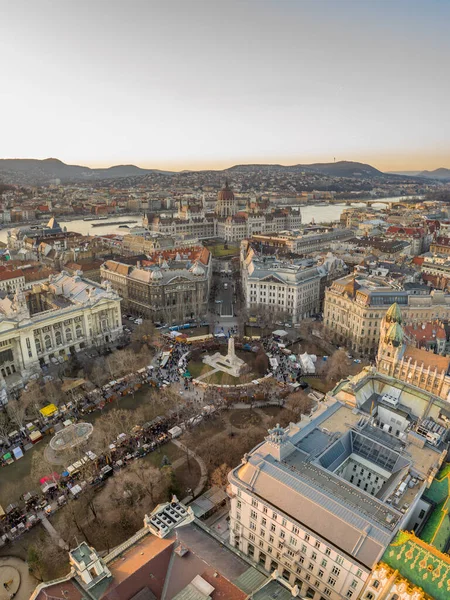 冬季日落时分在布达佩斯市中心自由广场的无人驾驶飞机拍摄 — 图库照片