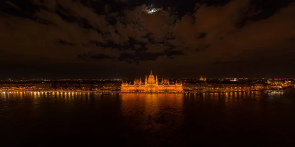 Drone Aéreo Panorâmico Parlamento Húngaro Com Luzes Acesas Durante Noite — Fotografia de Stock