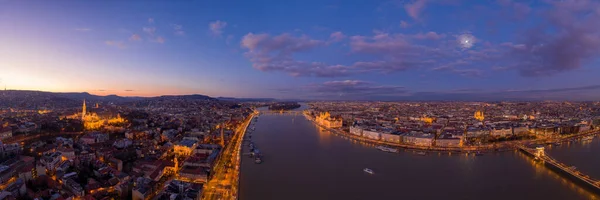 Drone Aéreo Panorâmico Disparado Rio Danúbio Com Quai Iluminado Com — Fotografia de Stock