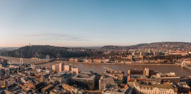 Budapeşte 'de Budapeşte' de Buda Kalesi 'nin yanındaki Tuna Nehri' nin insansız hava aracı görüntüsü.