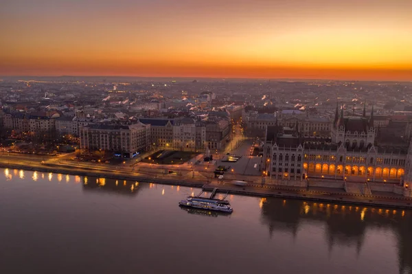 Strzał Drona Powietrza Węgierskiego Parlamentu Świeci Przed Wschodem Słońca Budapeszcie — Zdjęcie stockowe