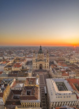 St. Stephen Bazilikası 'nın Budapeşte' deki hava aracı çekimi. Kışın şafak vakti gün doğumunda.