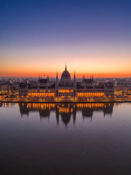 ハンガリー議会の空中ドローンは 冬のブダペストの夜明けに日の出前に消灯します — ストック写真