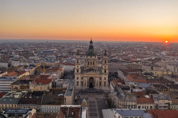 布达佩斯的圣斯蒂芬大教堂在冬季黎明时分被无人驾驶飞机击中 — 图库照片