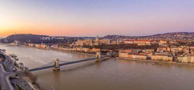 Budapeşte 'nin kışın doğuşundan önce Danube Nehri Buda Kalesi üzerindeki köprüde panoramik hava aracı çekimi