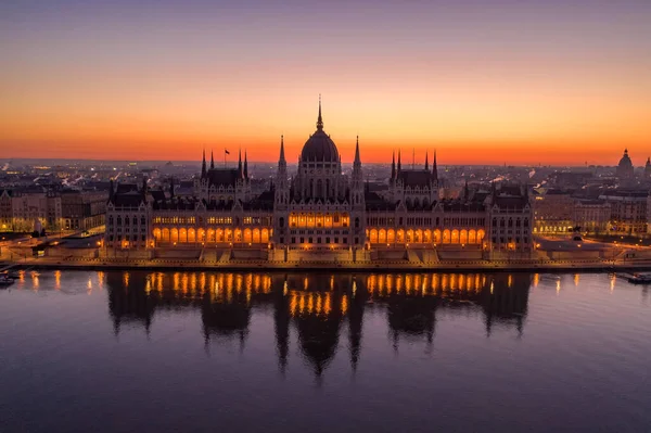 Magyar Parlament Légi Drónfelvétele Napkelte Előtt Világít Budapesten Télen Hajnalban — Stock Fotó