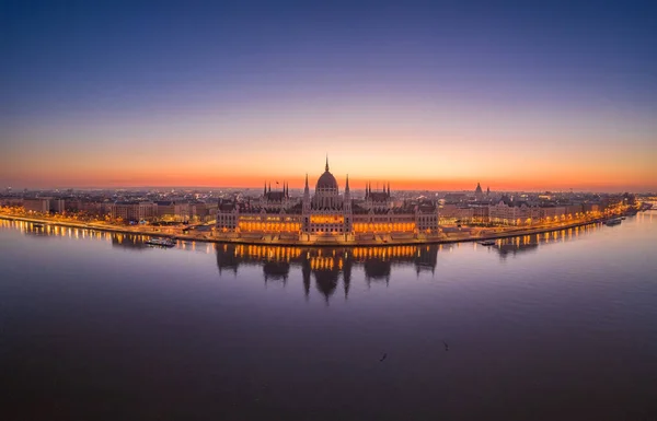 Drohnenaufnahmen Des Ungarischen Parlaments Vor Sonnenaufgang Winterlichen Budapester Morgengrauen — Stockfoto