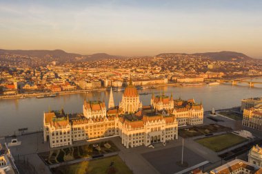 Macaristan Parlamentosu 'nun insansız hava aracı görüntüleri Budapeşte' de kış şafağında güneş doğmadan önce başlıyor.