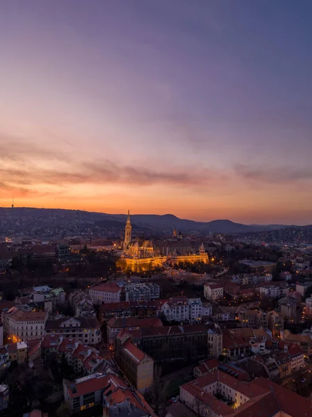布达佩斯日落期间对Buda山上Matthias教堂的空中无人驾驶飞机射击 — 图库照片