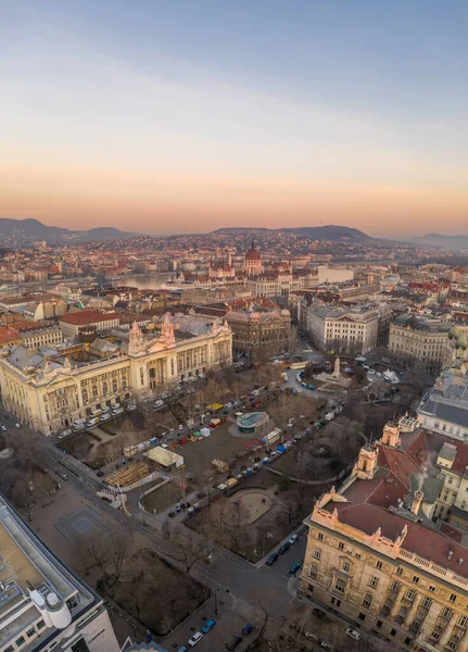 在布达佩斯冬日日出前 无人驾驶飞机与议会一起向自由广场射击 — 图库照片