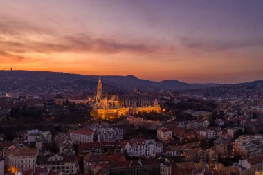 Budapeşte 'deki Budapeşte tepesindeki Matthias Kilisesi' nin kışın gün batımında çekilen hava aracı görüntüleri.