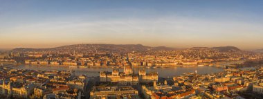Macaristan Parlamentosu 'nun panoramik hava saldırısı Budapeşte' de kış şafağında güneş doğmadan önce başlıyor.
