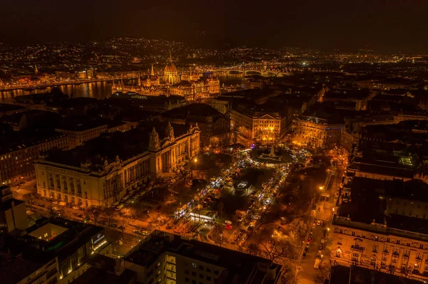 Drohnenaufnahmen Vom Platz Der Freiheit Mit Eingeschaltetem Licht Budapest Abend — Stockfoto