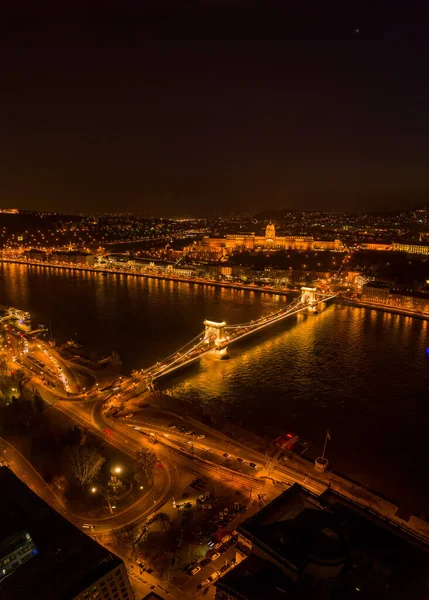 Воздушный Беспилотный Снимок Цепного Моста Через Дунай Национальной Галереи Огнями — стоковое фото