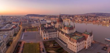 Budapeşte 'de şafak sökmeden önce Macaristan Parlamentosu' nun kubbesinin panoramik drone görüntüsü. Yüksek kalite fotoğraf