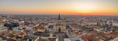 Aziz Stephen Bazilikası 'nın Budapeşte' deki panoramik hava saldırısı. Kışın şafak vakti güneş doğuyor.
