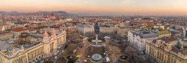 Liberty Square Budapeşte 'nin kışın günbatımında hava aracı görüntüsü.
