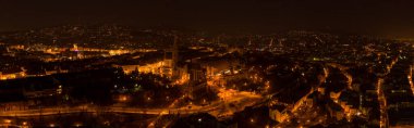 Budapeşte 'de Budapeşte' de Budapeşte Tepesi 'nin ışıklarıyla Balıkçı Kalesi' nin panoramik insansız hava aracı görüntüleri.