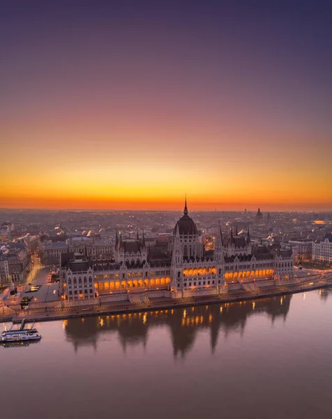 Magyar Parlament Légi Drónfelvétele Napkelte Előtt Világít Budapesten Télen Hajnalban — Stock Fotó