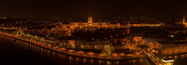 Panoramic aerial drone shot of Buda castle on Buda Hill in Budapest night with city lights on — Stock Photo, Image