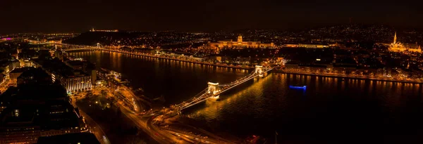 Vista panorámica del puente Chain sobre el Danubio y la Galería Nacional con luces en la noche de Budapest — Foto de Stock