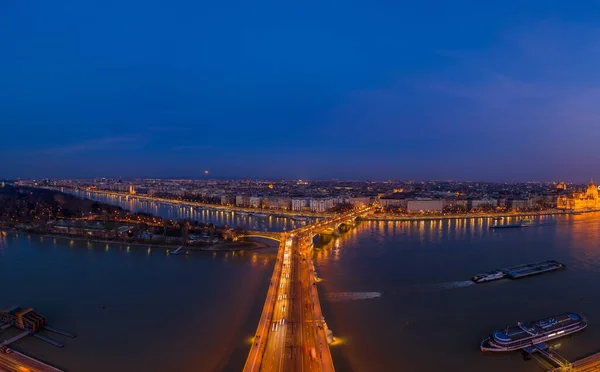 Drone aéreo da ponte Margaret com luzes acesas sobre o rio Danúbio durante o pôr do sol de Budapeste — Fotografia de Stock