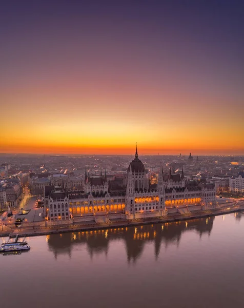 Flygdrönare skott av ungerska parlamentet lyser innan soluppgången i Budapest gryning — Stockfoto