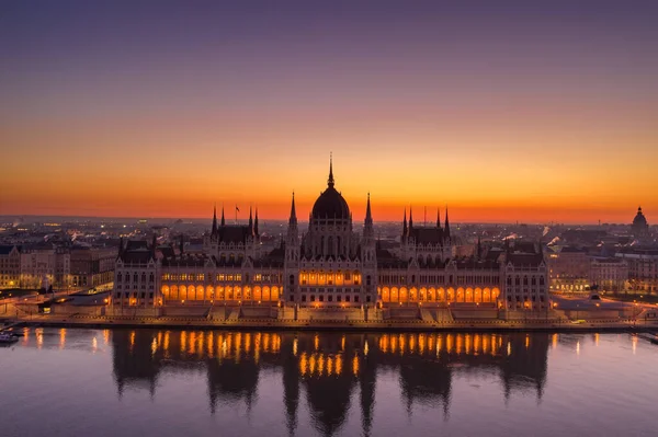 A magyar parlament légi drónfelvétele napkelte előtt világít Budapesten — Stock Fotó