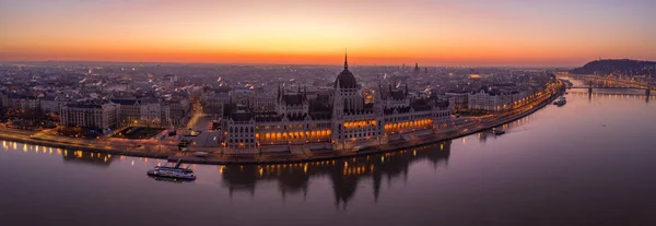 Panoramic aerial drone shot of Hungarian Parliament lights off before sunrise in Budapest dawn — Stock Photo, Image