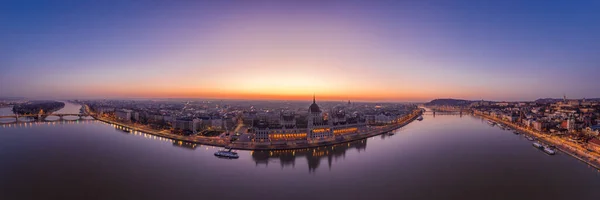 Panorámás légi felvétel a Dunáról A Parlament és a budai domb hajnalban, napkelte előtt — Stock Fotó