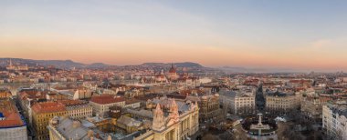 Budapeşte 'nin hava insansız hava aracı görüntüsü şafak vakti Liberty Square' den Parlamento manzaralı.