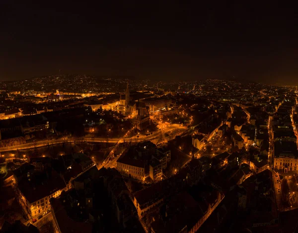 Vue aérienne d'un drone de l'église Matthias sur la colline Buda au Bastion des Pêcheurs dans la nuit de Budapest — Photo