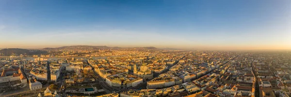 Aziz Stephen Bazilikası 'nın Budapeşte' deki panoramik hava dronu görüntüsü. Sabah şafak sökerken. — Stok fotoğraf